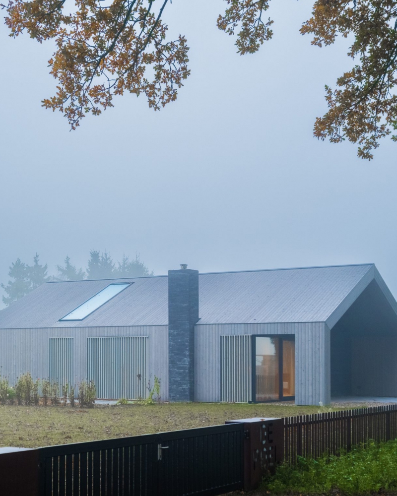 Plato wood Beekbergen De els woonhuis Apeldoorn Architect schuurwoning houtengevel huis nieuwbouw mist